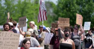 Copertina di Trump smentisce lo stop ai controlli stradali dell’Ice dopo tre morti in pochi giorni: “Così la daremmo vinta ai criminali”