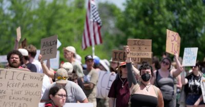 Copertina di Trump smentisce lo stop ai controlli stradali dell’Ice dopo tre morti in pochi giorni: “Così la daremmo vinta ai criminali”