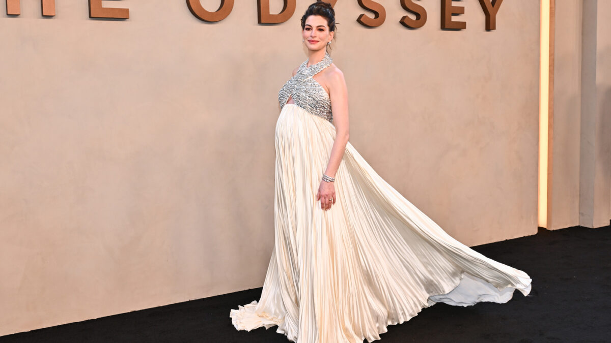 “Io e mio marito siamo scioccati che sia successo a 43 anni”: Anne Hathaway racconta con ironia la sorpresa della terza gravidanza