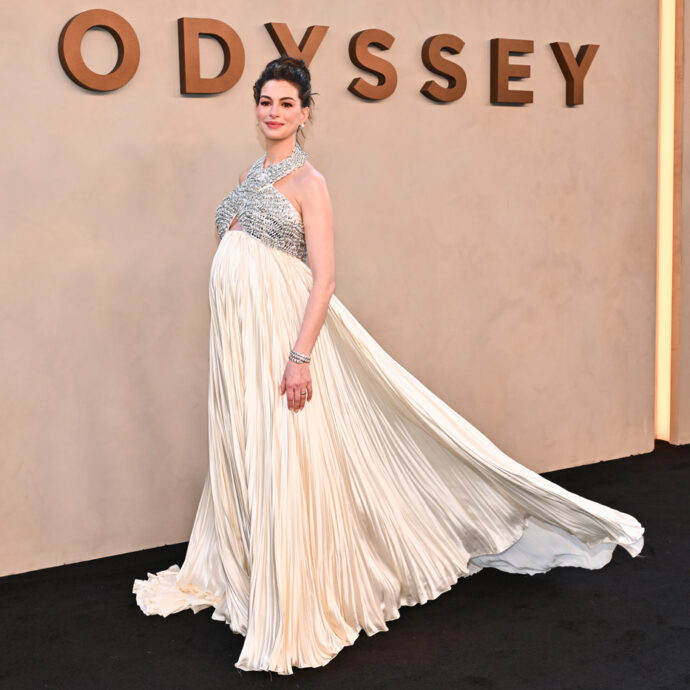 “Io e mio marito siamo scioccati che sia successo a 43 anni”: Anne Hathaway racconta con ironia la sorpresa della terza gravidanza