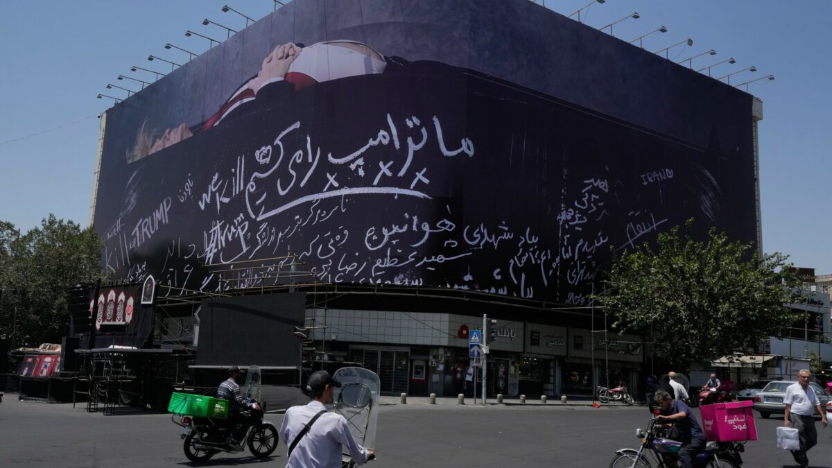 il presidente usa donald trump in una bara svelato un nuovo murale in piazza enghelab a teheran da Ilfattoquotidiano.it il presidente usa donald trump in una bara svelato un nuovo murale in piazza enghelab a teheran