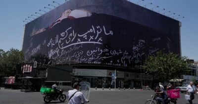 Copertina di Il presidente Usa Donald Trump in una bara: svelato un nuovo murale in Piazza Enghelab a Teheran
