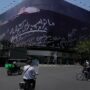 Copertina di Il presidente Usa Donald Trump in una bara: svelato un nuovo murale in Piazza Enghelab a Teheran