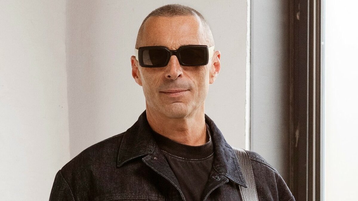 “All’hotel che serve il cibo surgelato, preferisco la trattoria con la tovaglia di carta e il pesce fresco di giornata. Mi dispiace sentir dire che Milano sta diventando pericolosa, da quando sono papà la vivo poco”: parla Alex Britti