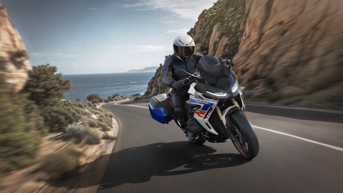 Una moto sportiva con telaio in lamiera d’acciaio e display TFT, in movimento lungo una strada aperta