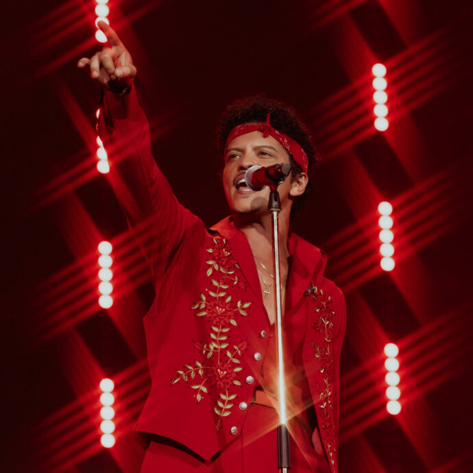 “Grazie Dio, proteggi il pubblico e donaci la forza”: Bruno Mars fa ballare San Siro in una discoteca Anni 70 e omaggia l’Italia su una vespa con la sciarpa della Nazionale. Prima si è abbuffato di carbonara