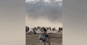 Una "nuvola tsunami" sulle spiagge del nord della Francia: la fuga dei bagnanti