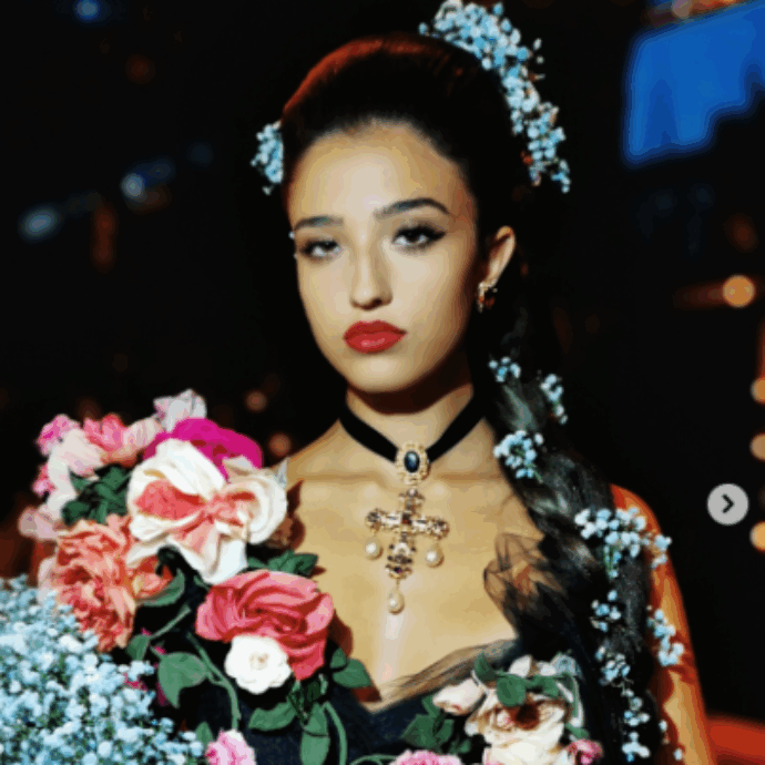 Léonie Cassel debutta in passerella per Dolce&Gabbana: la figlia di Monica Bellucci e Vincent Cassel apre la sfilata di Alta Moda a Taormina