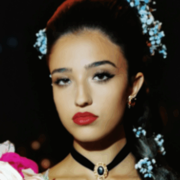 Léonie Cassel debutta in passerella per Dolce&Gabbana: la figlia di Monica Bellucci e Vincent Cassel apre la sfilata di Alta Moda a Taormina