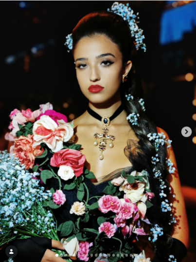 Léonie Cassel debutta in passerella per Dolce&Gabbana: la figlia di Monica Bellucci e Vincent Cassel apre la sfilata di Alta Moda a Taormina