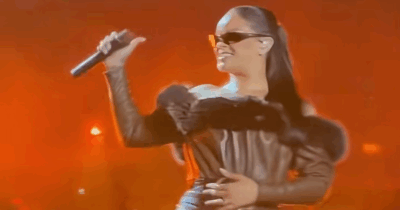 Copertina di “Lo sapete che sono arrugginita, vero? È passato un po’ di tempo”: Rihanna torna sul palco a sorpresa. L’esibizione con Jay-Z allo Yankee Stadium manda in delirio i fan