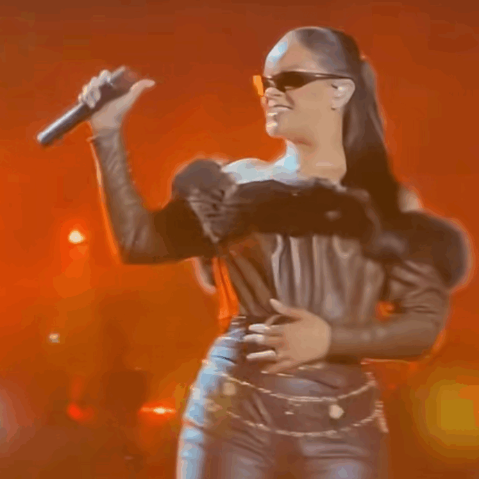 “Lo sapete che sono arrugginita, vero? È passato un po’ di tempo”: Rihanna torna sul palco a sorpresa. L’esibizione con Jay-Z allo Yankee Stadium manda in delirio i fan