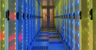 Copertina di Data center, lo studio sulla domanda di energia: “Basteranno le rinnovabili. Ma servono subito standard chiari per evitare la bolla speculativa”