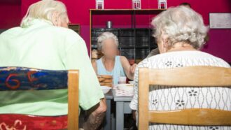 Alzheimer e caldo, l’allarme dei caregiver: “1,5 milioni di malati e 4 milioni di familiari lasciati soli. Servono più servizi e sostegni strutturali”
