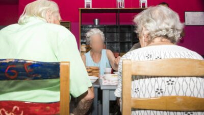 Copertina di Alzheimer e caldo, l’allarme dei caregiver: “1,5 milioni di malati e 4 milioni di familiari lasciati soli. Servono più servizi e sostegni strutturali”