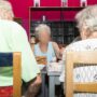 Copertina di Alzheimer e caldo, l’allarme dei caregiver: “1,5 milioni di malati e 4 milioni di familiari lasciati soli. Servono più servizi e sostegni strutturali”