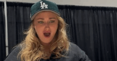 Copertina di “Ho rischiato di essere rapita sul set della sitcom che mi ha reso famosa. Un uomo mi ha afferrata e ha iniziato a correre. Lo placcarono”: il racconto di Ashley Johnson di Genitori in blue jeans