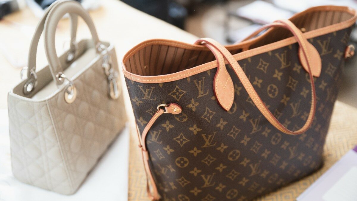 Influencer condannata a risarcire Dior, Fendi e Louis Vuitton per 250 mila euro: vendeva ai follower prodotti di lusso contraffatti