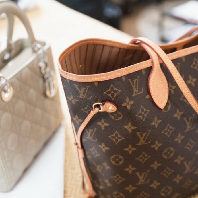 Influencer condannata a risarcire Dior, Fendi e Louis Vuitton per 250 mila euro: vendeva ai follower prodotti di lusso contraffatti