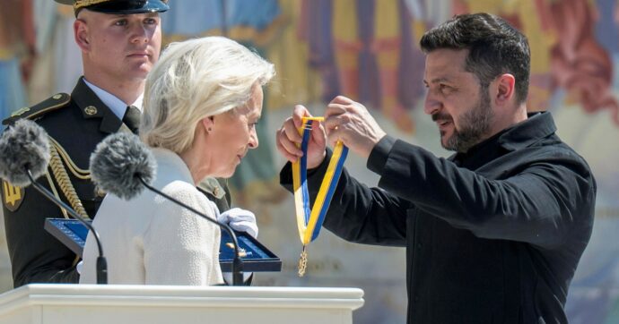 Ursula a Kiev firma il “patto dei droni” coi soldi tedeschi