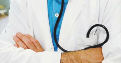 Copertina di Medici no vax reintegrati, scontro sull’emendamento FdI. L’infettivologo Bassetti: “Uno dei punti più bassi della sanità italiana”