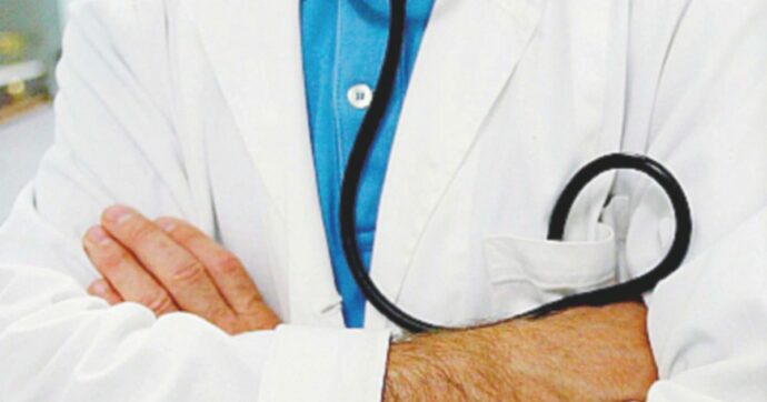 Medici no vax reintegrati, scontro sull’emendamento FdI. L’infettivologo Bassetti: “Uno dei punti più bassi della sanità italiana”