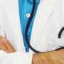 Copertina di Medici no vax reintegrati, scontro sull’emendamento FdI. L’infettivologo Bassetti: “Uno dei punti più bassi della sanità italiana”
