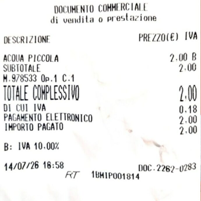 “Si può speculare così sul caldo senza vergogna?”: Tiziana Ferrario pubblica lo scontrino con l’acqua a 2 euro in un bar di Roma, scoppia la polemica