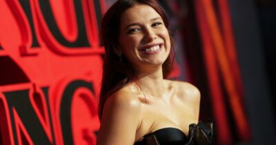 Copertina di “A 15 anni la gente ha iniziato a dire che sembravo una 60enne solo per un tacco alto. Ho adottato e ho capito che ci sono bambini che arrivano dal cuore”: così Millie Bobby Brown