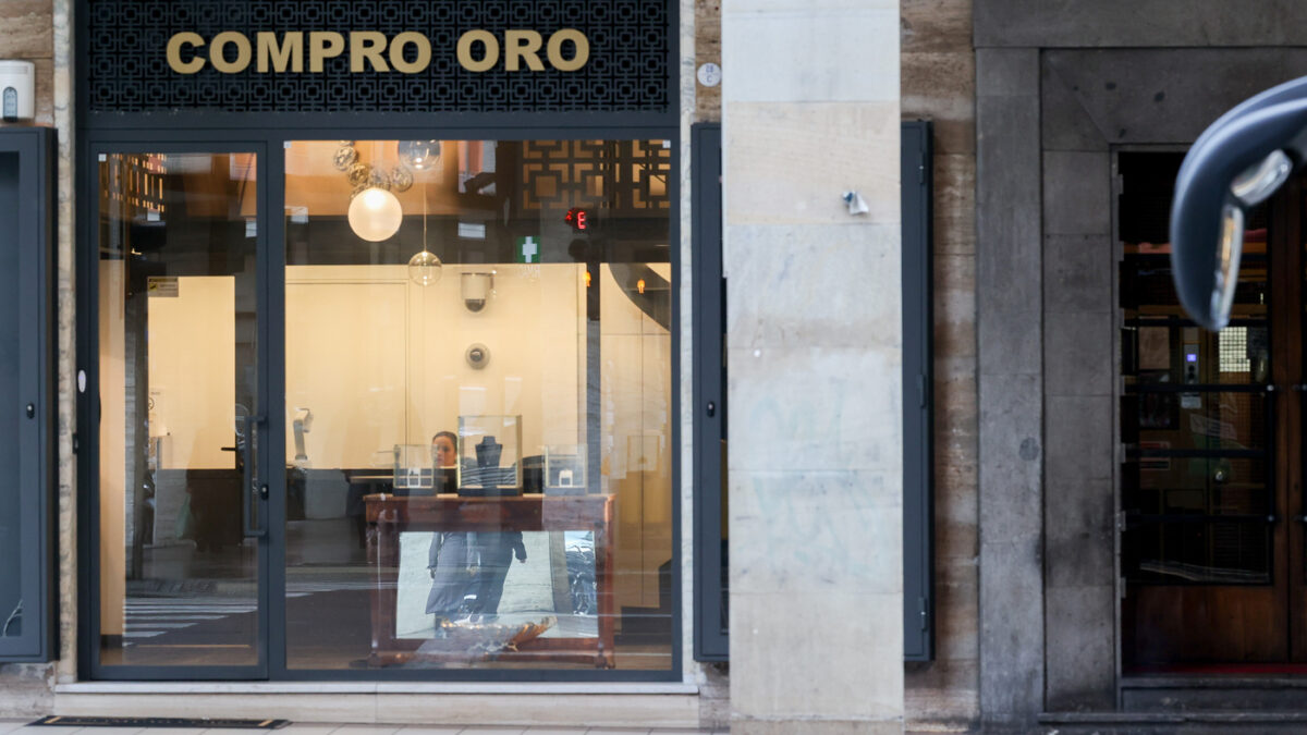 il caso del compro oro un8217altra indagine per il commissario macchi da Ilfattoquotidiano.it il caso del compro oro un8217altra indagine per il commissario macchi