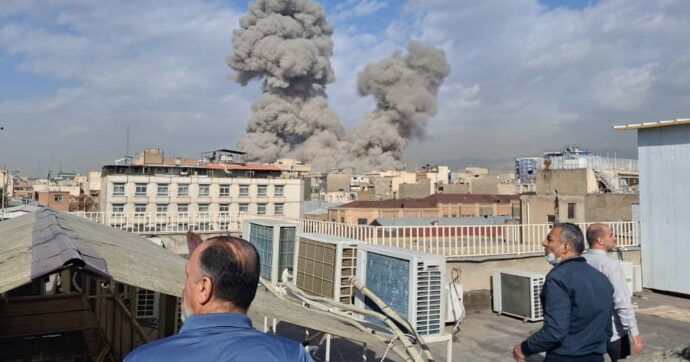 Gli Usa attaccano Teheran, attivata la difesa aerea. L’Iran risponde: colpite basi americane in Giordania, Kuwait e Bahrein