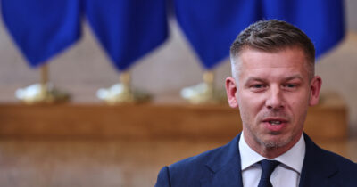 Copertina di Altro che svolta liberale: Human Rights Watch lancia l’allarme sui diritti nell’Ungheria di Magyar. Il dossier al Parlamento Ue. Quando i leader europei lo definivano un liberatore