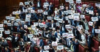 Copertina di Legge elettorale, la protesta delle opposizioni in Aula prima del voto: “Meloni ha fallito”
