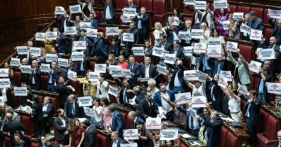 Copertina di Legge elettorale, la protesta delle opposizioni in Aula prima del voto: “Meloni ha fallito”
