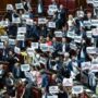 Copertina di La protesta delle opposizioni in Aula prima del voto: “Meloni ha fallito” | Il video