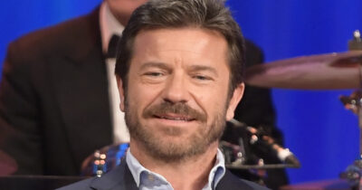 Copertina di “Le scatole girano anche a me, a quel paese qualcuno lo vorrei mandare anch’io, ma sono cose a cui devo stare attento. La cosa più preziosa che ho? Un orsacchiotto che ha 60 anni”: parla Paolo Conticini