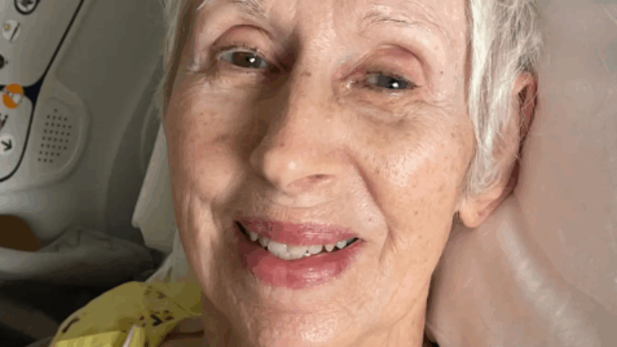 “Sono rimasta 9 giorni intrappolata nella vasca da bagno, ero incosciente e avevo a malapena battito. Pregavo, la mia gattina mi vegliava e piangeva”: l’odissea dell’82enne Joan Rivet