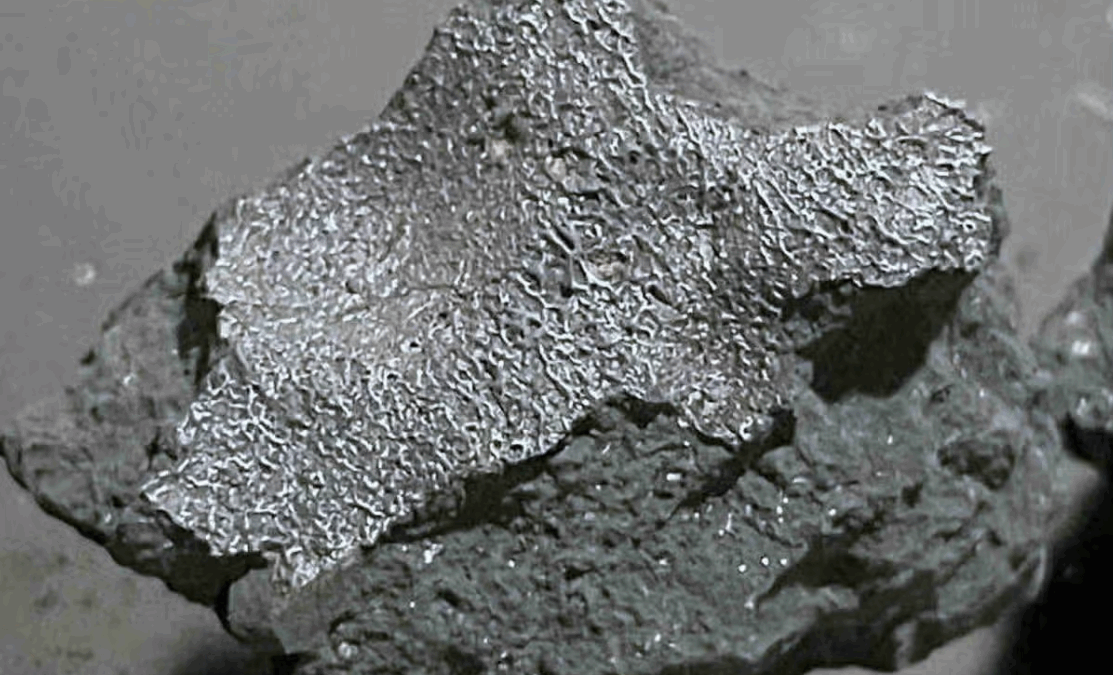 “Ero a casa, ho sentito un forte schianto, poi ho trovato un buco nel soffitto della camera. C’era puzza di zolfo e frammenti neri dappertutto”: gli cade un meteorite in casa, poi la scoperta sulla pietra dal “mondo alieno”
