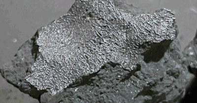 Copertina di “Ero a casa, ho sentito un forte schianto, poi ho trovato un buco nel soffitto della camera. C’era puzza di zolfo e frammenti neri dappertutto”: gli cade un meteorite in casa, poi la scoperta sulla pietra dal “mondo alieno”