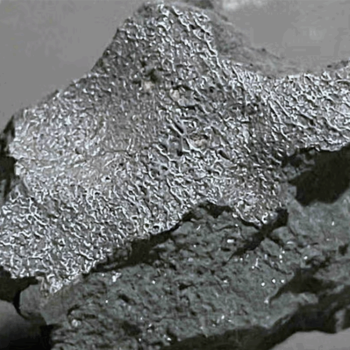 “Ero a casa, ho sentito un forte schianto, poi ho trovato un buco nel soffitto della camera. C’era puzza di zolfo e frammenti neri dappertutto”: gli cade un meteorite in casa, poi la scoperta sulla pietra dal “mondo alieno”