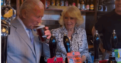 Copertina di “Questo è il giorno giusto per annegare i dispiaceri”: il video di Carlo e Camilla che bevono birra al pub dopo la sconfitta dell’Inghilterra ai Mondiali