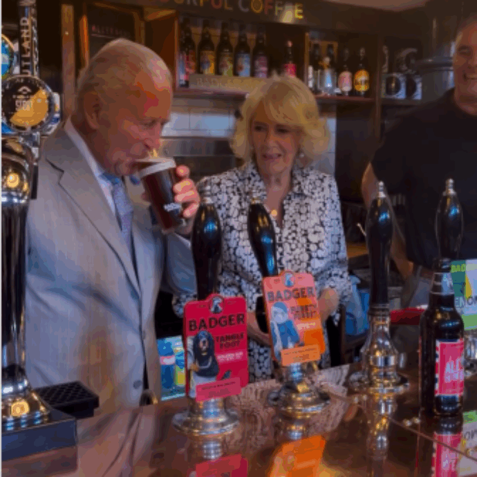 “Questo è il giorno giusto per annegare i dispiaceri”: il video di Carlo e Camilla che bevono birra al pub dopo la sconfitta dell’Inghilterra ai Mondiali
