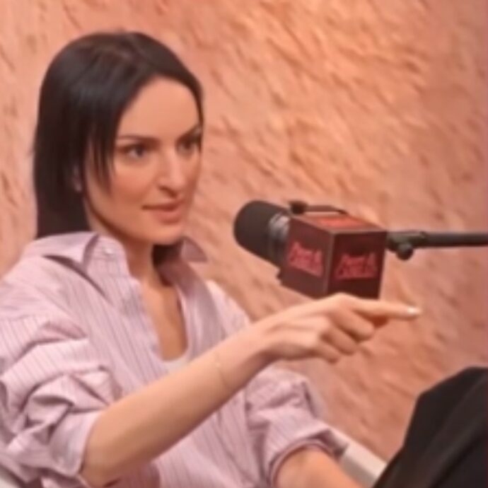 “Quando ho la cervicale mi infilo due pennette nel naso, però crude, e mi metto con una bacinella d’acqua sotto. Riesco a sciogliere tutte le tensioni”: Arisa e il suo insolito rimedio