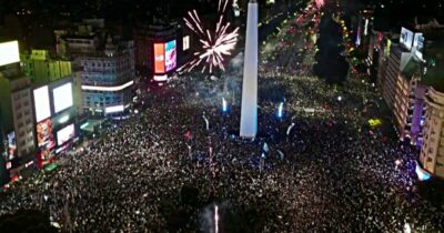 Copertina di Delirio a Buenos Aires: una marea umana festeggia l’Argentina in finale ai Mondiali | Video