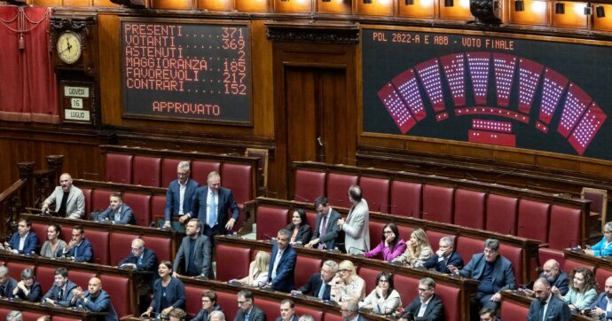 Il sì della Camera ai cocci del Melonellum: c’è anche la norma per favorire Renzi&C.