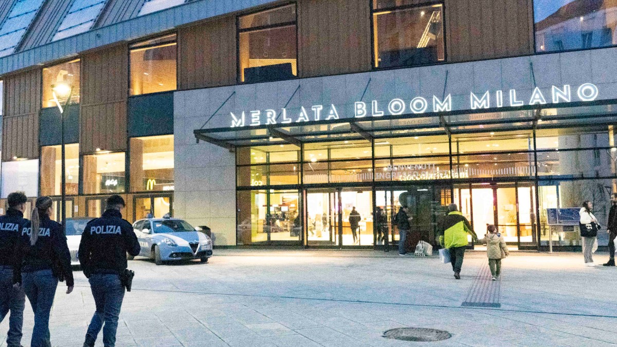 rapina in gioielleria con pistole giocattolo nel centro commerciale merlata bloom usati gli estintori per creare una nube e fuggire da Ilfattoquotidiano.it rapina in gioielleria con pistole giocattolo nel centro commerciale merlata bloom usati gli estintori per creare una nube e fuggire