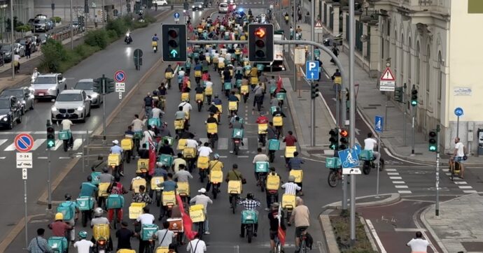 “Basta paghe da fame. Anche noi vogliamo mangiare”. A Milano duecento rider in piazza per lo sciopero delle consegne