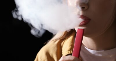 Copertina di Lo svapo ruba il fiato come il fumo tradizionale: tre anni di sigaretta elettronica bastano a ridurre del 15% la resistenza nei giovani