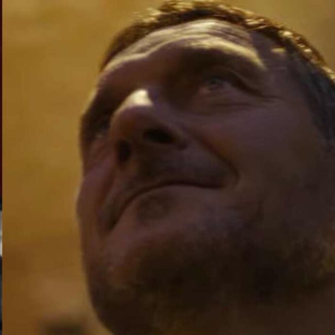 Nessuno lo ferma né gli chiedono una foto, così Francesco Totti diventa una “persona qualunque” a  Roma: l’ex calciatore nello spot di “Spider-Man Brand New Day”