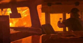 Copertina di “Siamo circondati dal fuoco”: il treno attraversa le fiamme, il video choc del macchinista mostra una scena impressionante